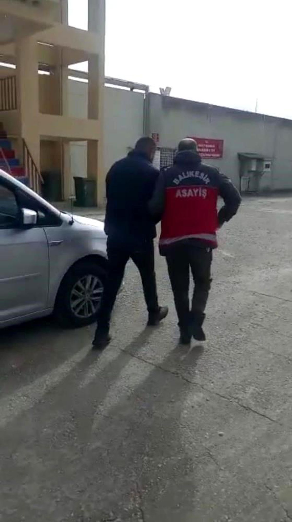 Balıkesir\'de 13 Şahıs Gözaltına Alındı, 1 Tabanca Ele Geçirildi