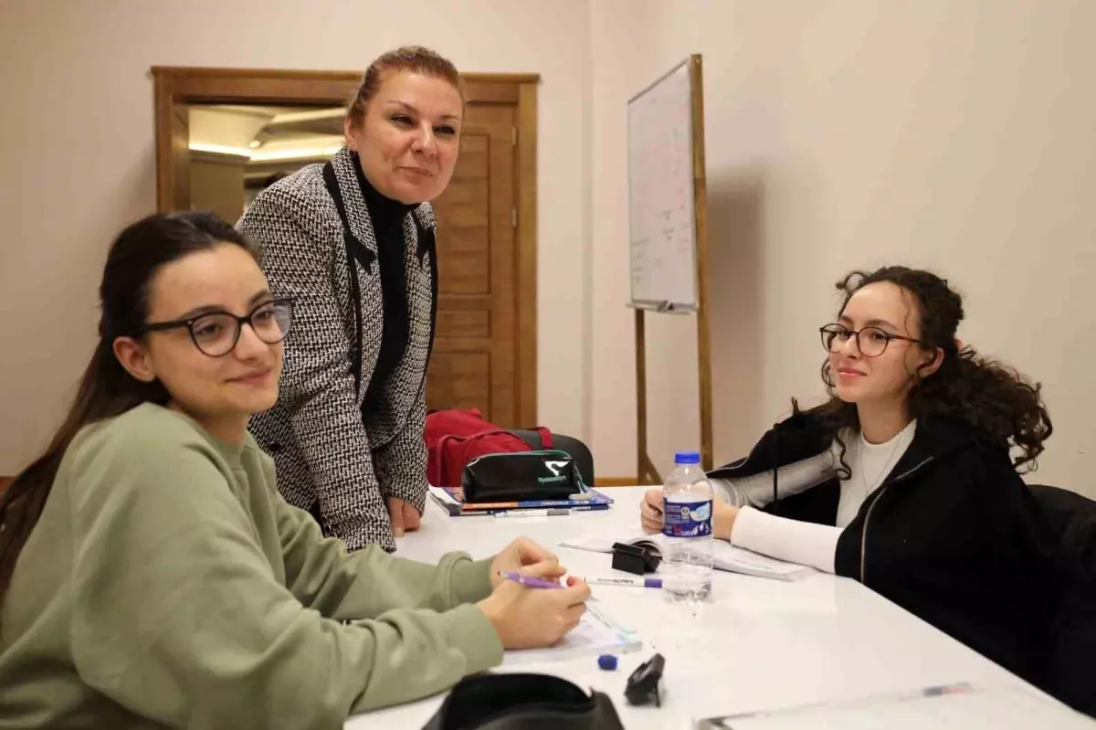 Safranbolu Belediye Başkanı Elif Köse, mesleki teknik eğitim kursuna katılan kursiyerleri ziyaret etti