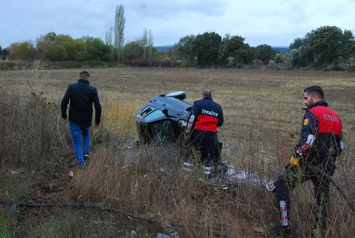 Çanakkale'de tarlaya devrilen araçta yangın çıktı, bir kişi yaralandı