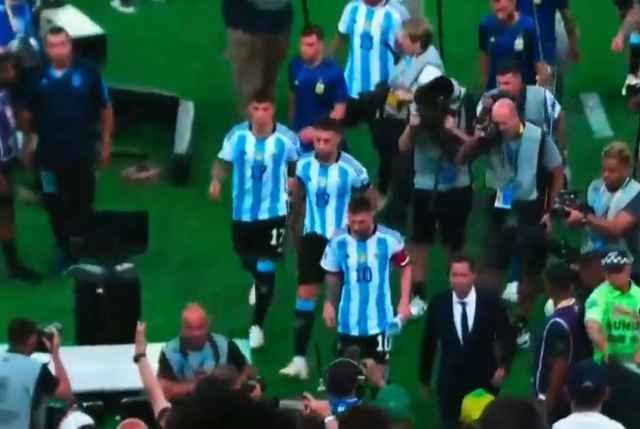 Brezilya-Arjantin maçında skandal görüntüler! Messi takımı sahadan çekti