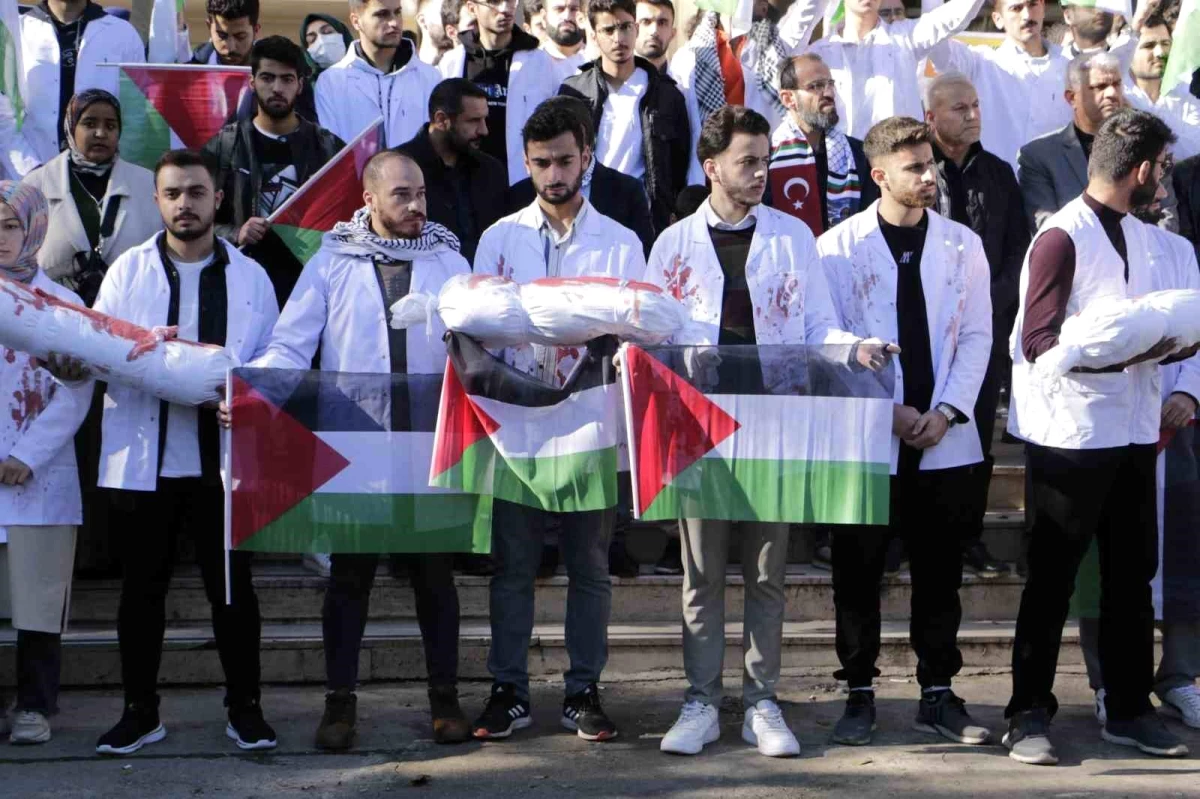 Dicle Üniversitesi Tıp Fakültesi Öğrencileri İsrail\'in Filistin\'deki Hastanelerini Protesto Etti
