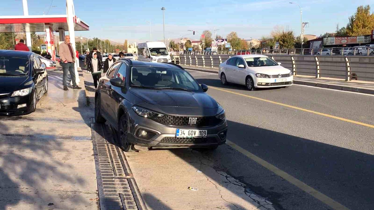 Elazığ\'da Otomobil Kaldırıma Çıkarak Kıza Çarptı