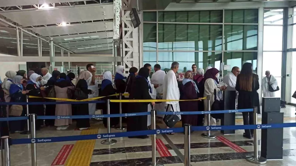 Elazığ\'dan Umreye Giden Vatandaşlar Dualarla Uğurlandı