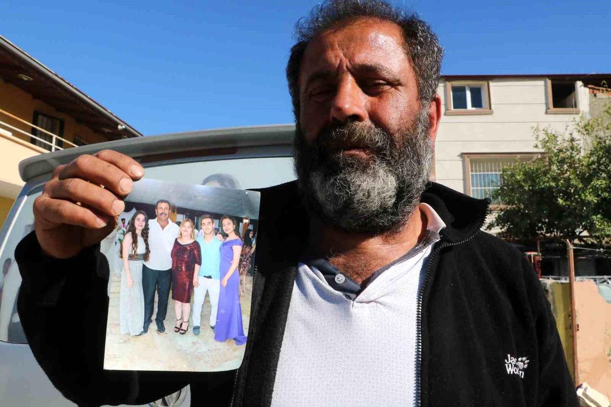 Depremde ailesini kaybeden adamın duygusal fotoğrafı