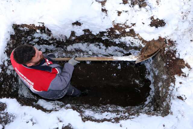Hava sıcaklığının kışın eksi 20'yi bulduğu Erzurum'da şimdiden 600 mezar yeri kazıldı Hava sıcaklığının kışın eksi 20'yi bulduğu Erzurum'da şimdiden 600 mezar yeri kazıldı