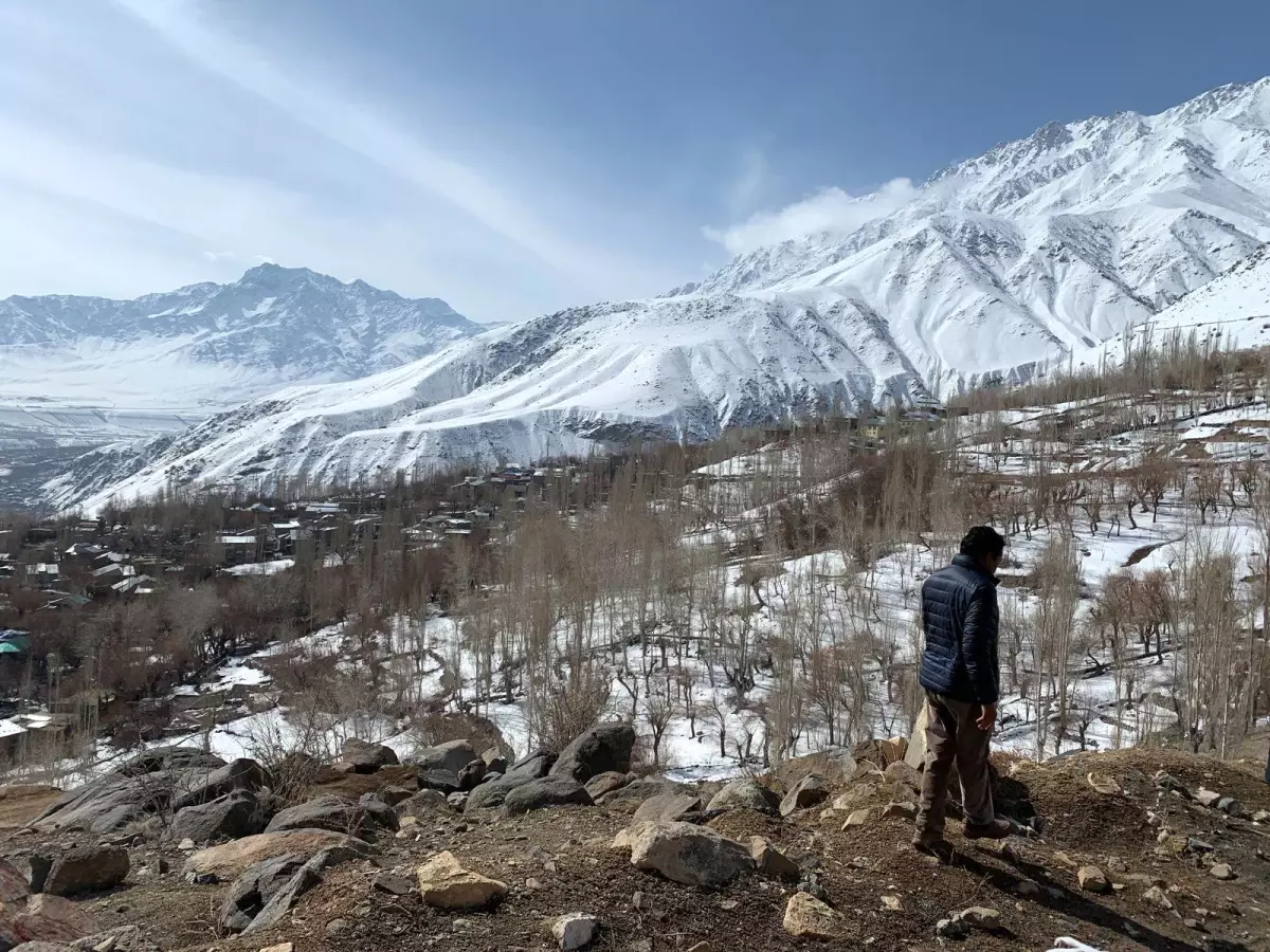 Himalayalar\'da Ladakh köylüleri, 30 metrelik buz kubbeleriyle iklim değişikliğine karşı mücadele ediyor