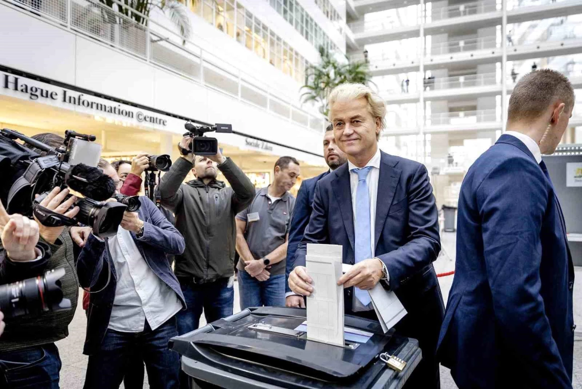 Hollanda\'da Aşırı Sağcı Parti Seçimi Kazanıyor