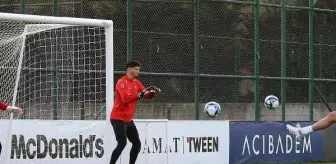 Altay Bayındır, Manchester United'da beğeni topladı