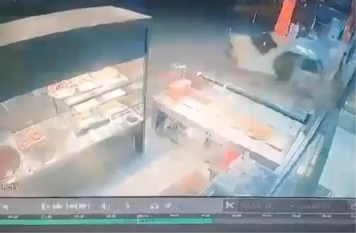 Adana'da Kuruyemiş Dükkanı Sahibi Otomobil Kazasında Hayatını Kaybetti