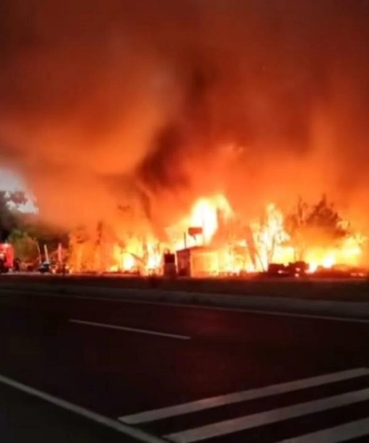 İzmir\'de bir restoranda çıkan yangın söndürüldü