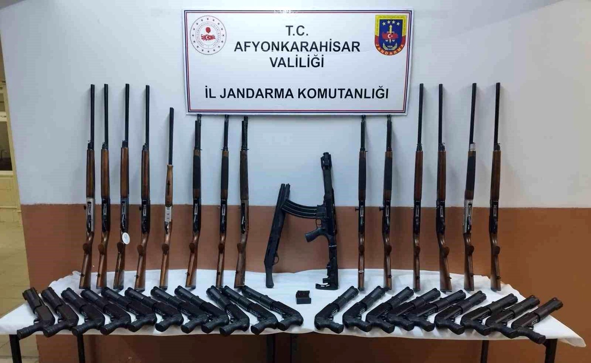 Afyonkarahisar\'da Ruhsatsız Tüfek Operasyonu: 45 Adet Tüfek Ele Geçirildi