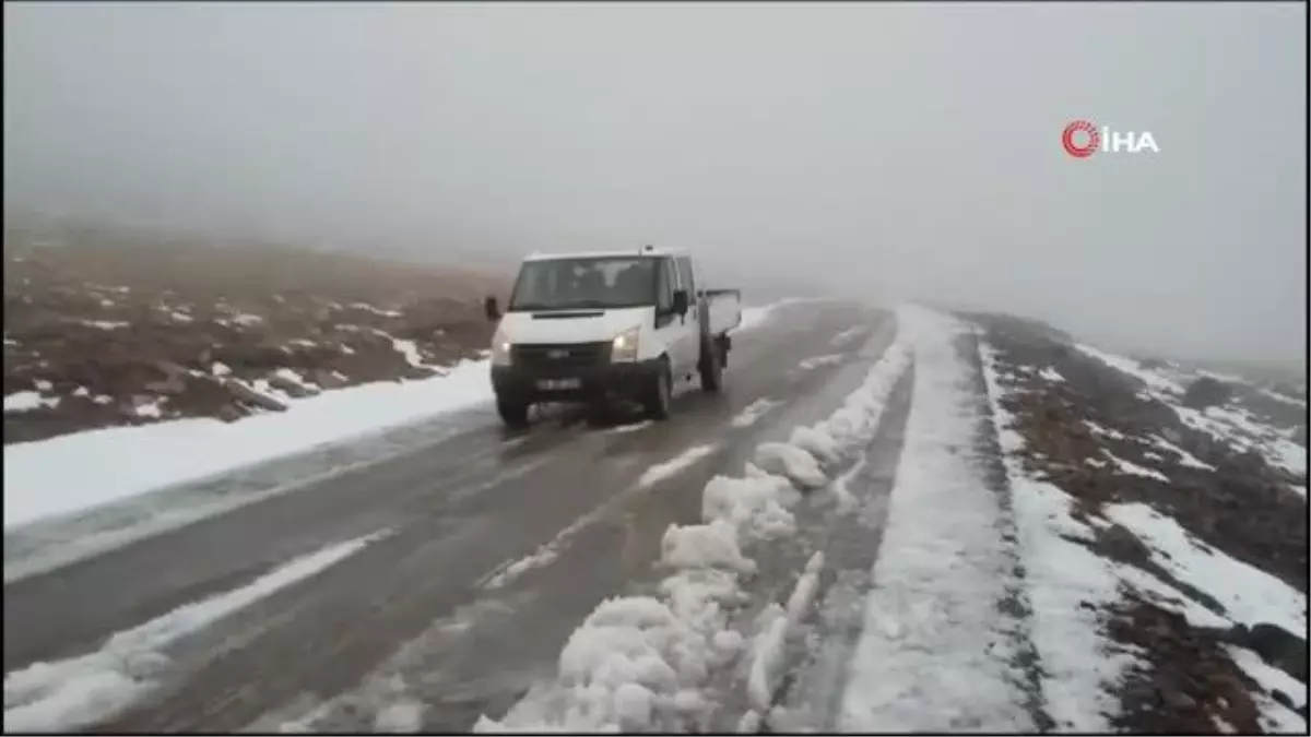 Karlı kaplı dağlarda besicilerin zorlu dönüş mesaisi