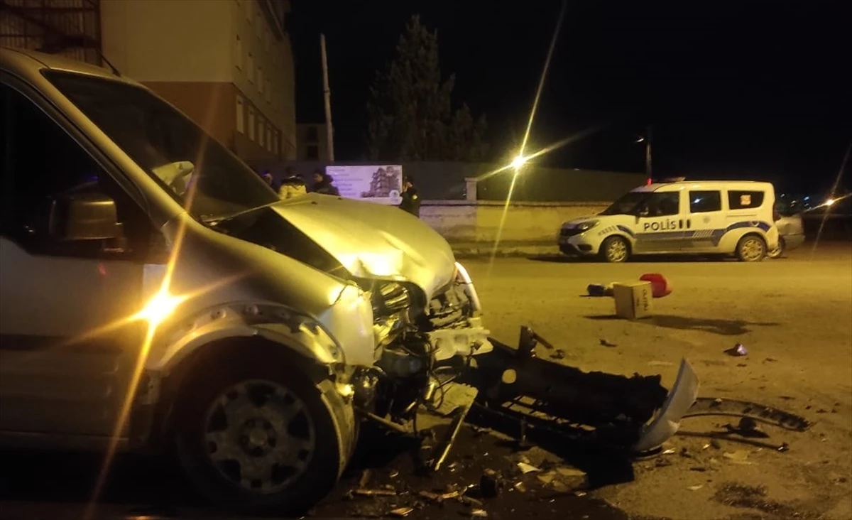Kars\'ta Hafif Ticari Araç ile Otomobil Çarpışması: 6 Kişi Yaralandı