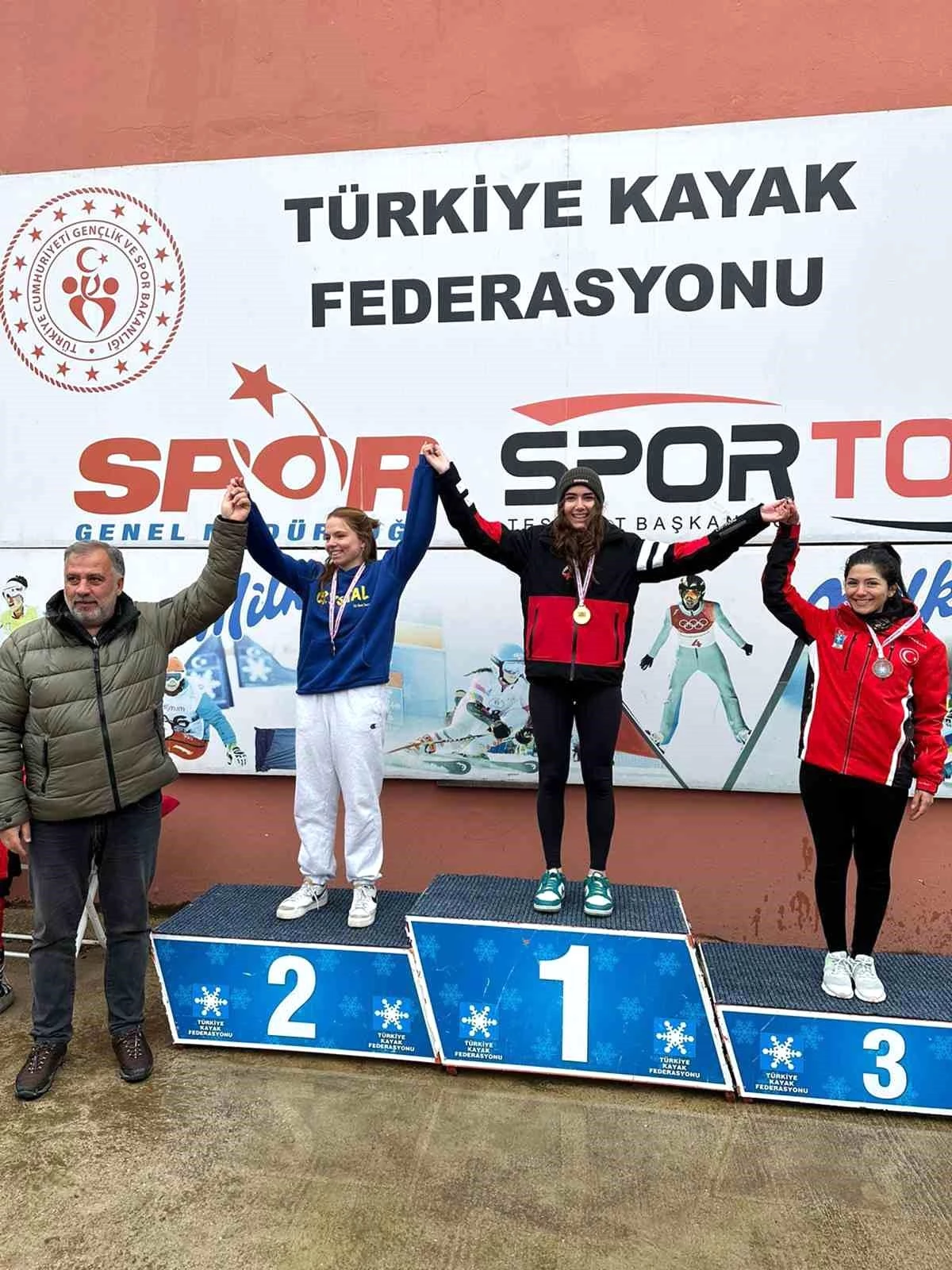 Milli kayakçı Lal Öktem, İzmir\'den yarışlara katılıyor