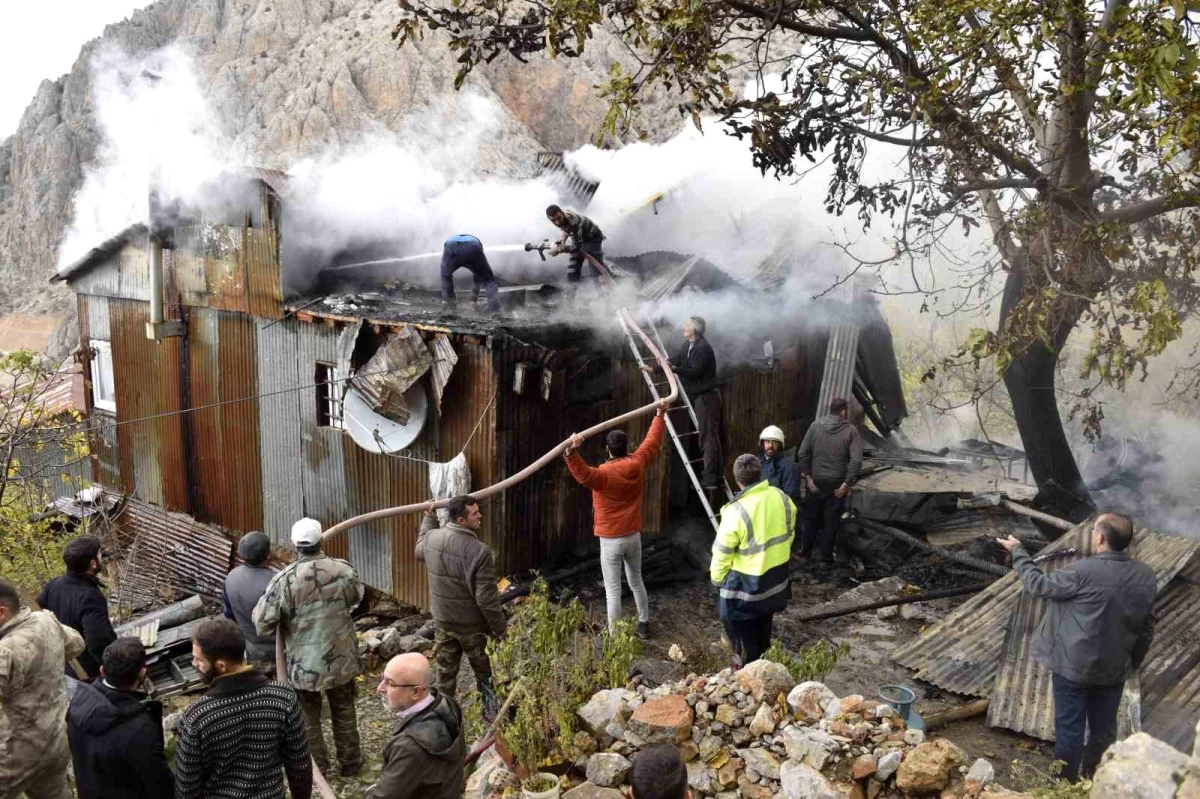 Erzincan\'ın Kemaliye ilçesinde yangın: Bir ev kullanılamaz hale geldi