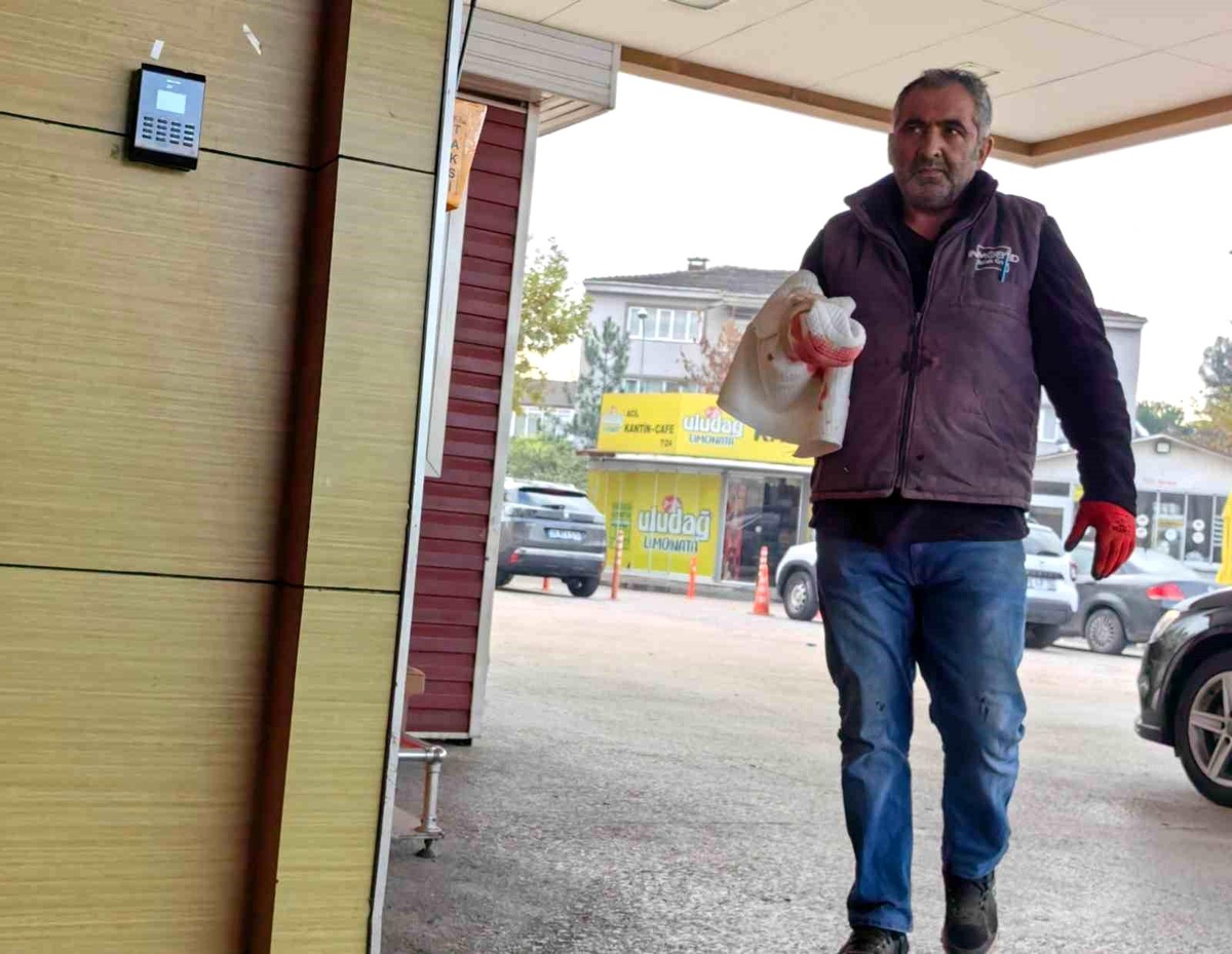 Bursa\'da İşçinin Elini Makineye Kaptırması Sonucu 4 Parmak Parçalandı