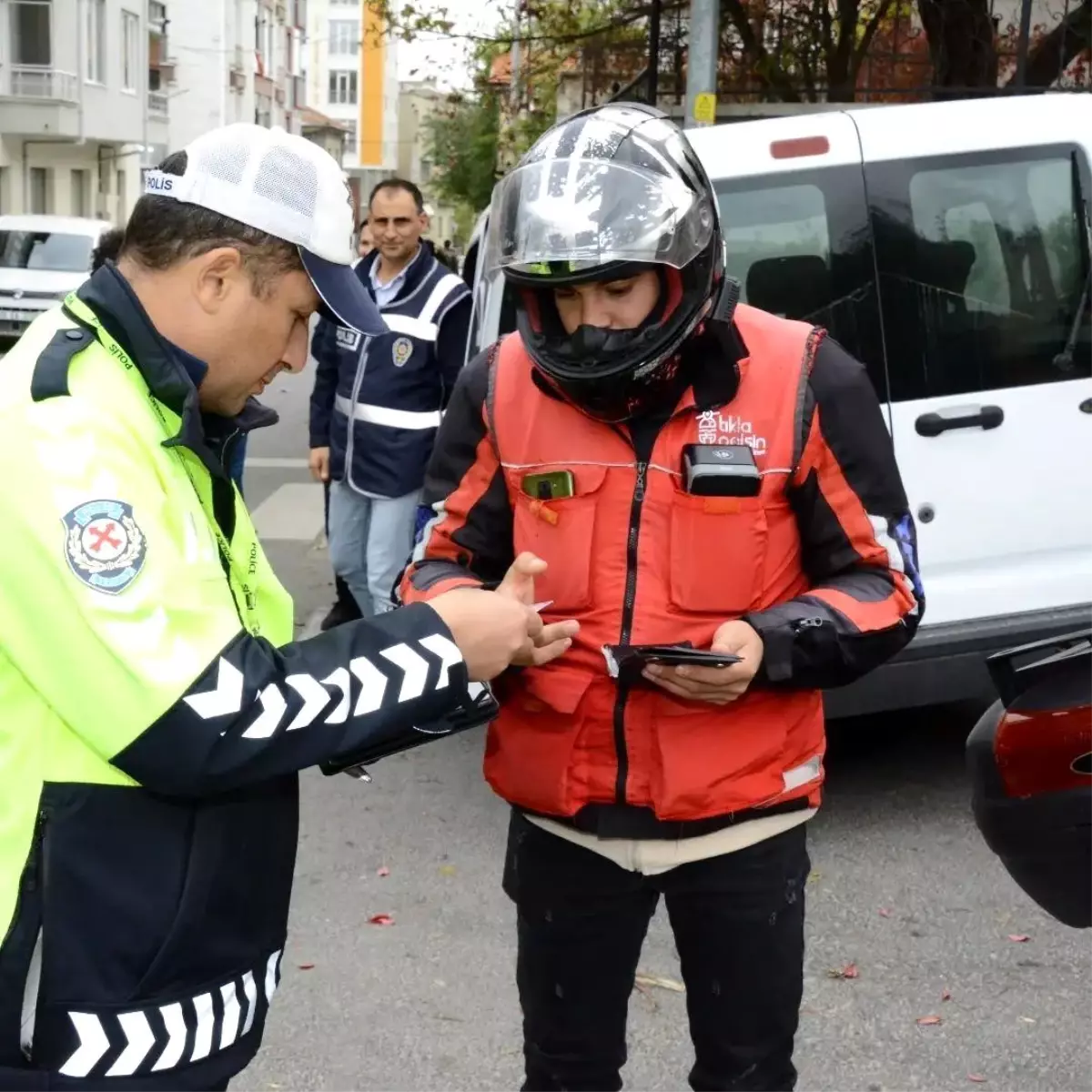 Kırklareli\'nde trafik denetimlerinde 71 araç trafikten men edildi, 21 sürücünün ehliyetine el konuldu