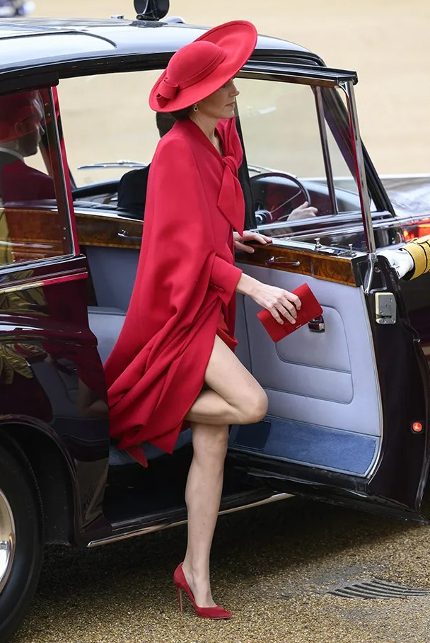 Kırmızılara bürünen Galler Prensesi Kate Middleton, bacak dekoltesiyle Kraliyet kullarını altüst etti