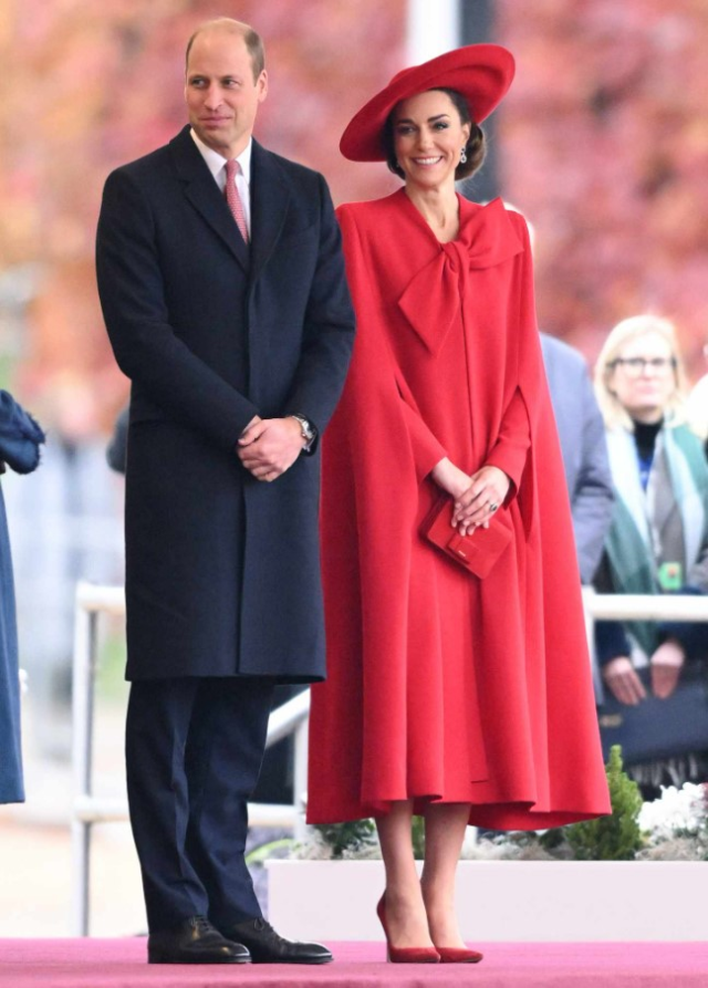 Kırmızılara bürünen Galler Prensesi Kate Middleton, bacak dekoltesiyle Kraliyet kullarını altüst etti