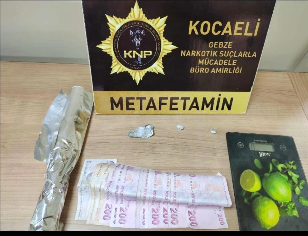 Kocaeli\'de Uyuşturucu Operasyonu: 8 Şüpheli Yakalandı, 1 Kilogram 76 Gram Uyuşturucu Ele Geçirildi