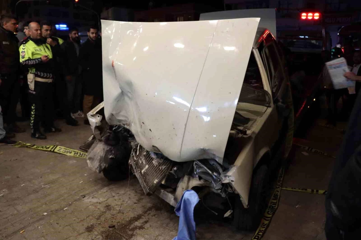 Adana\'da kontrol çıkan otomobil kuruyemiş dükkanına girdi, işyeri sahibi hayatını kaybetti
