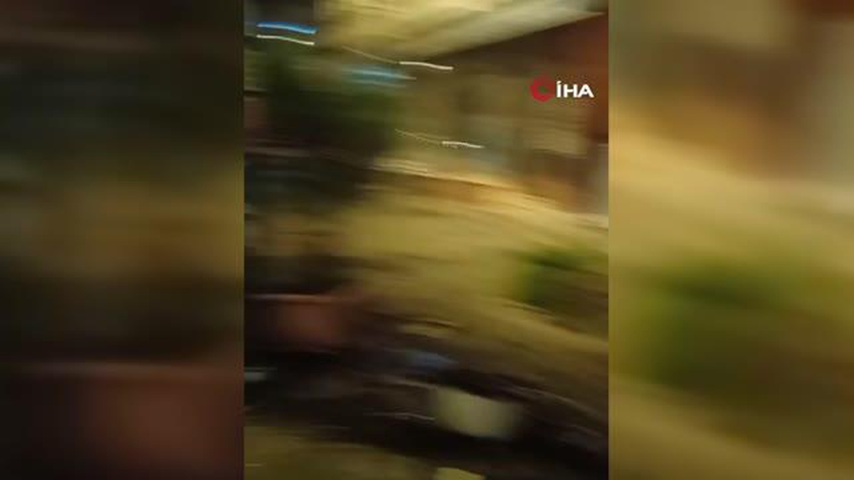 Eyüpsultan Alibeyköy\'de Otomobil Kazası: Sürücü Kurtuldu, Esnaf Panik Yaşadı
