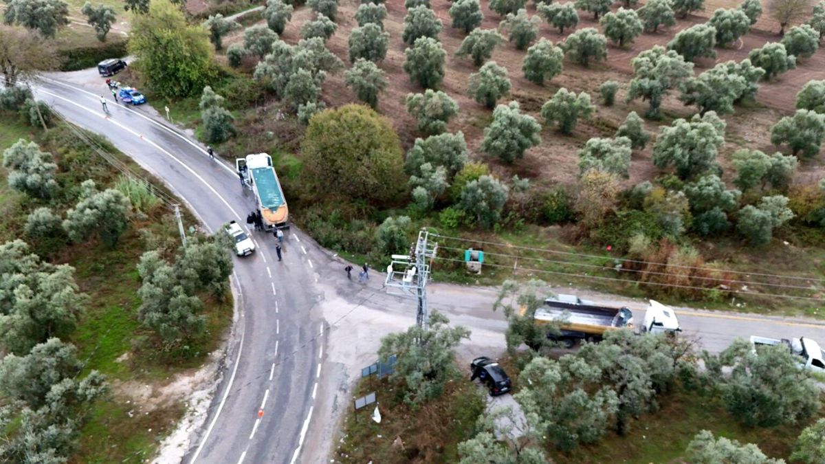 Milas\'ta Tırların Çarpışması Sonucu 1 Kişi Yaralandı