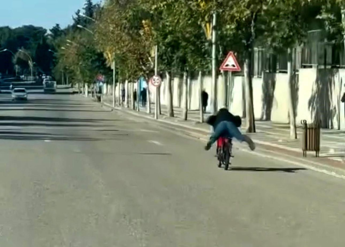 Şanlıurfa\'da Motosiklet Sürücüsü Yüzüstü Giderken Görüntülendi