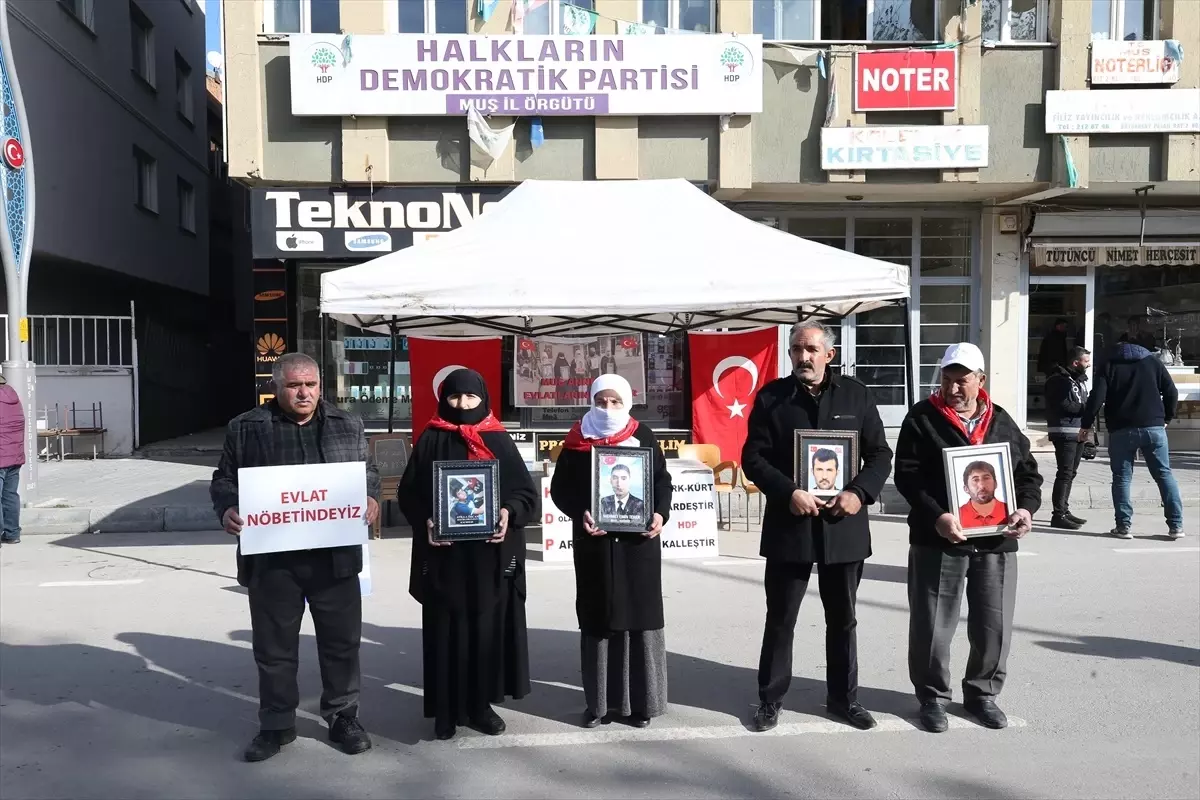 Muş\'ta Aileler, HDP İl Başkanlığı Önünde Oturma Eylemi Yapıyor