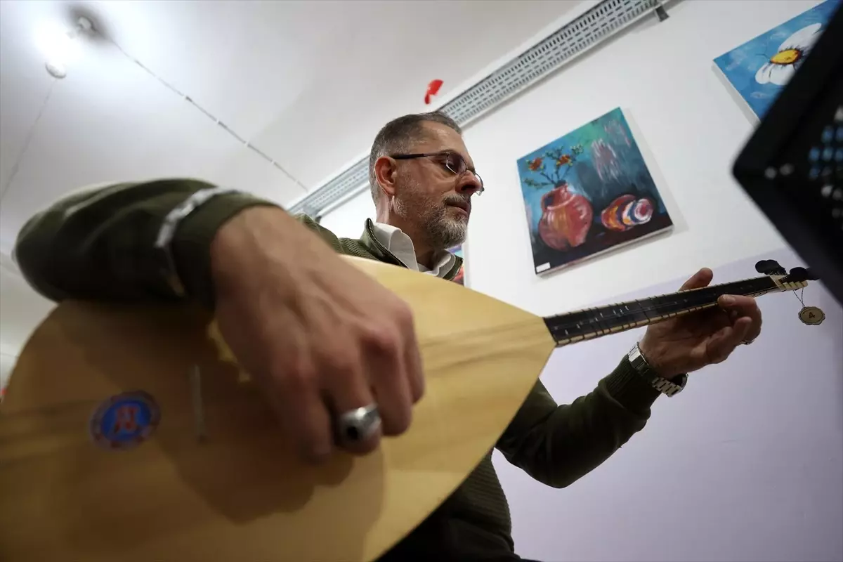 Öğrencilerini stresten uzaklaştırmak için okulda "koridor konserleri" düzenliyor