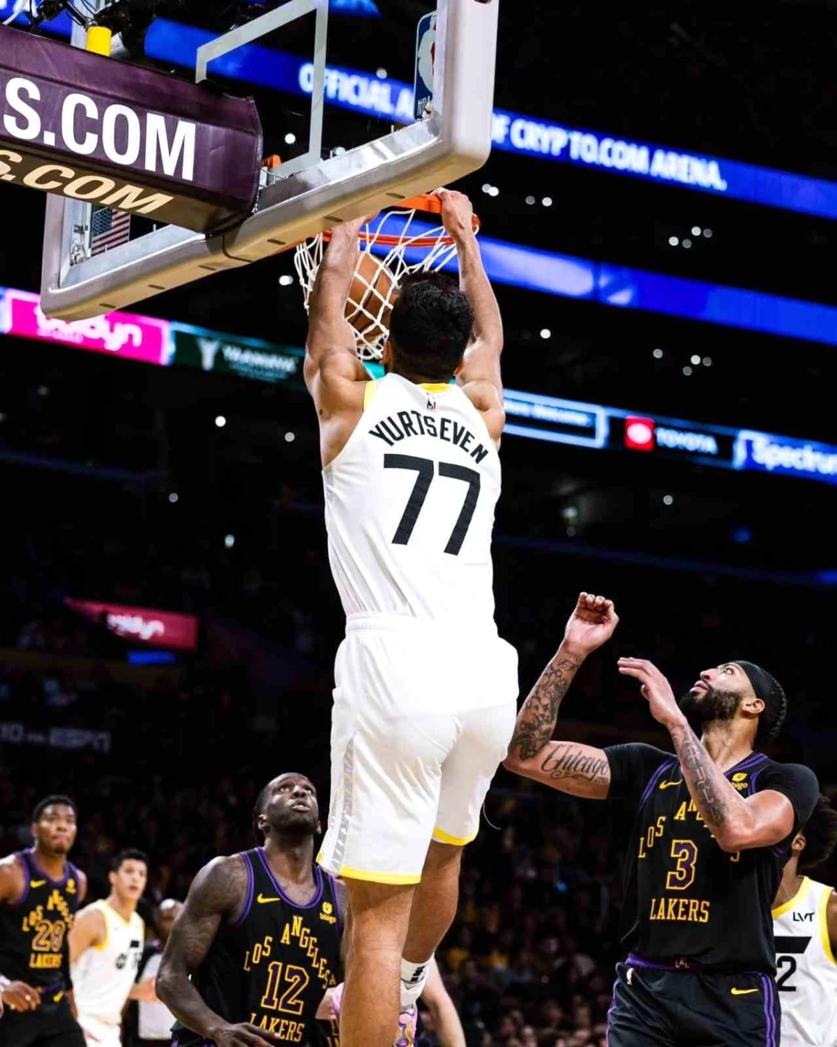 LeBron James, Lakers\'ı Utah Jazz karşısında farklı galibiyete taşıdı