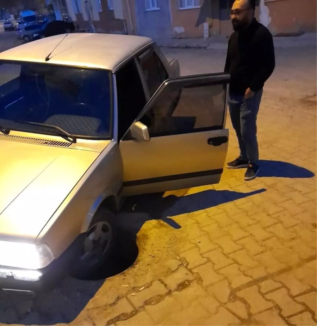 Kapağı Çalınan Rögara Düşen Otomobil Vatandaşlar Tarafından Çıkartıldı