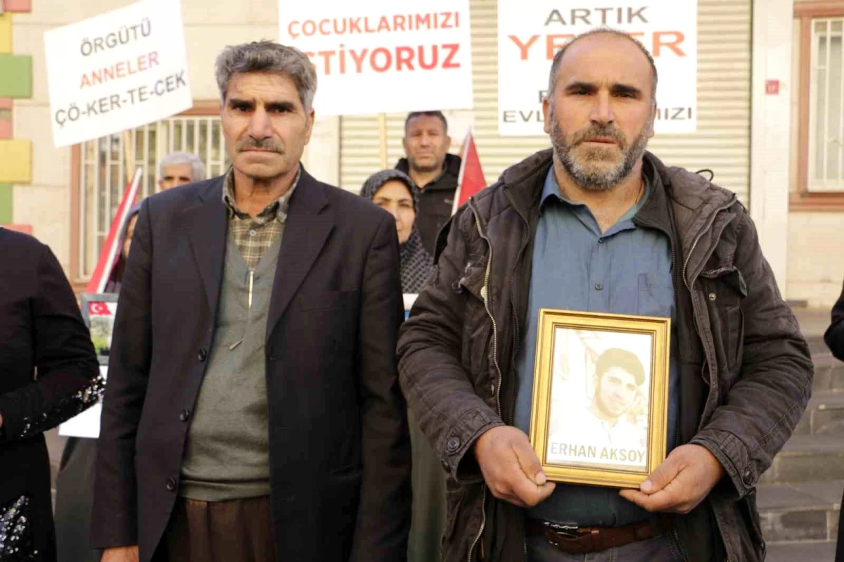 Diyarbakır\'da Kaybolan Oğlu İçin Evlat Nöbetine Katılan Baba