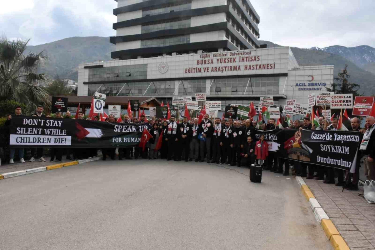 Sağlık çalışanları siyah önlükleriyle İsrail\'e tepki gösterdi