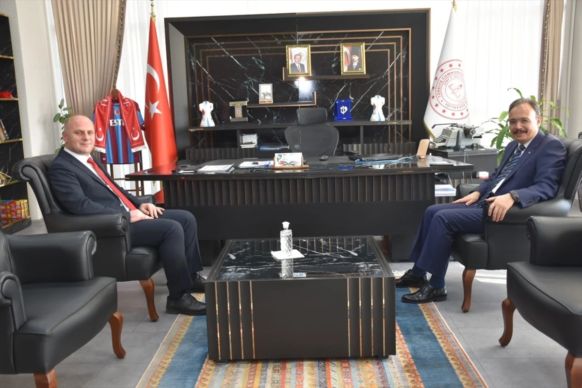Siirt Valisi Kemal Kızılkaya, İl Milli Eğitim Müdürü Salih Sadoğlu\'nu ziyaret etti