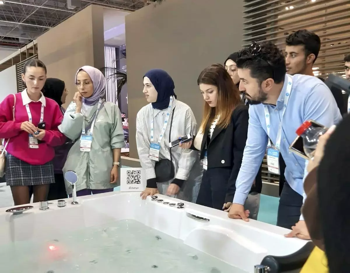 SUBÜ Hendek MYO İç Mekan Tasarımı Programı Öğrencileri Unicera Fuarı\'na Katıldı
