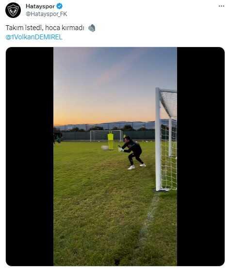 Takımın isteğini kırmayan Volkan Demirel, kaleye geçti! Yaptıklarını izleyen herkes aynı yorumda bulundu Takımın isteğini kırmayan Volkan Demirel, kaleye geçti! Yaptıklarını izleyen herkes aynı yorumda bulundu