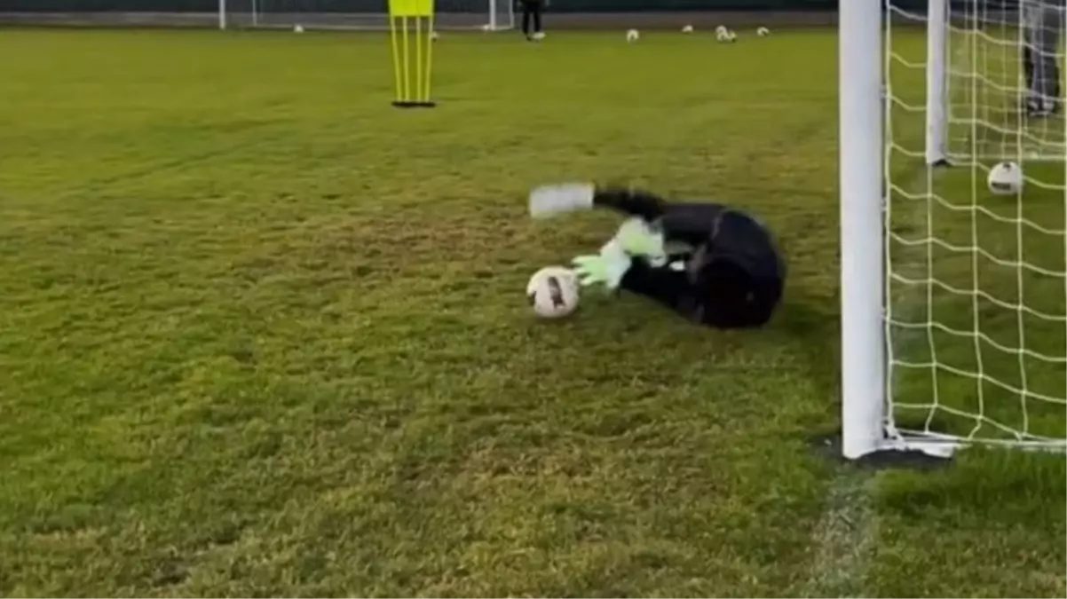 Takımın isteğini kırmayan Volkan Demirel, kaleye geçti! Yaptıklarını izleyen herkes aynı yorumu yapıyor