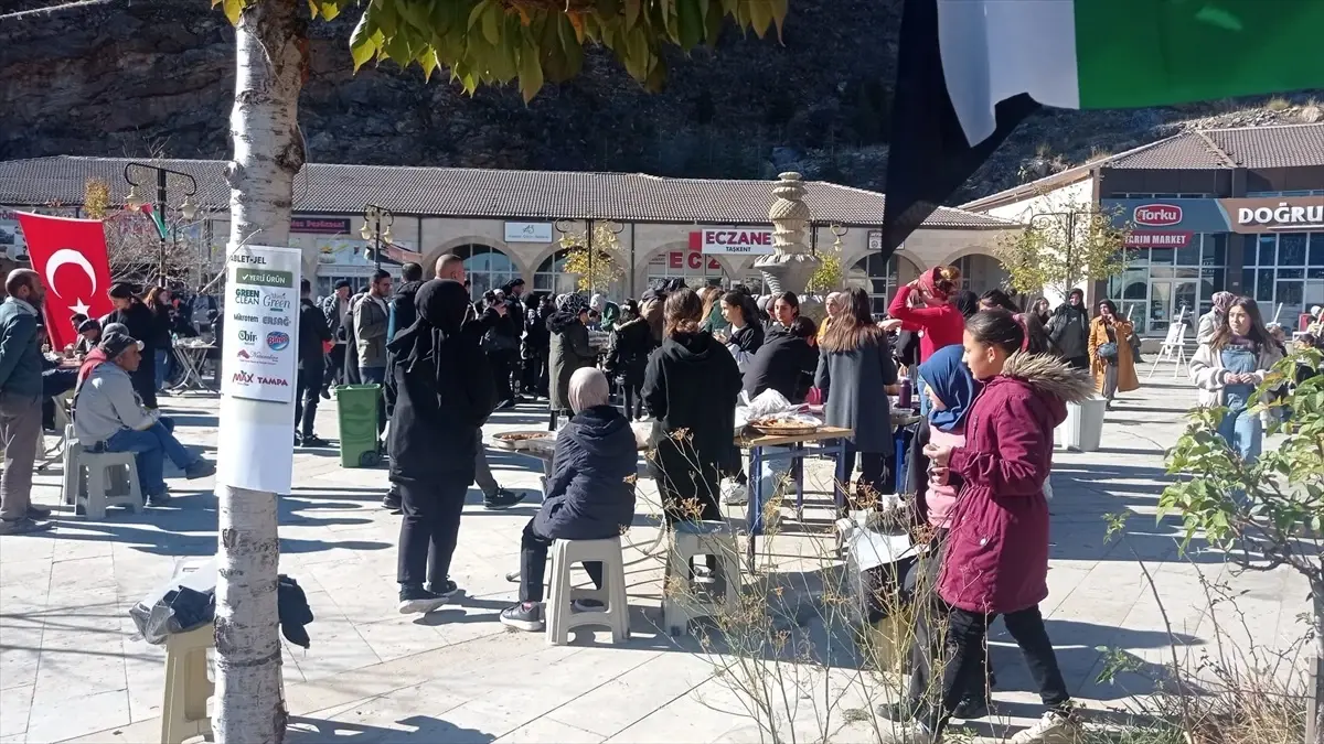 Taşkent\'te Gazze için kermes düzenledi