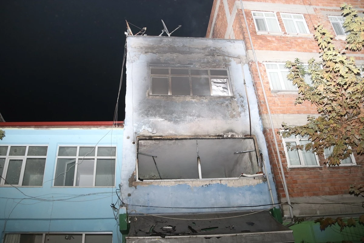 Amasya\'da çıkan yangında 3 kişi camdan atladı, 2 kişi dumandan etkilendi
