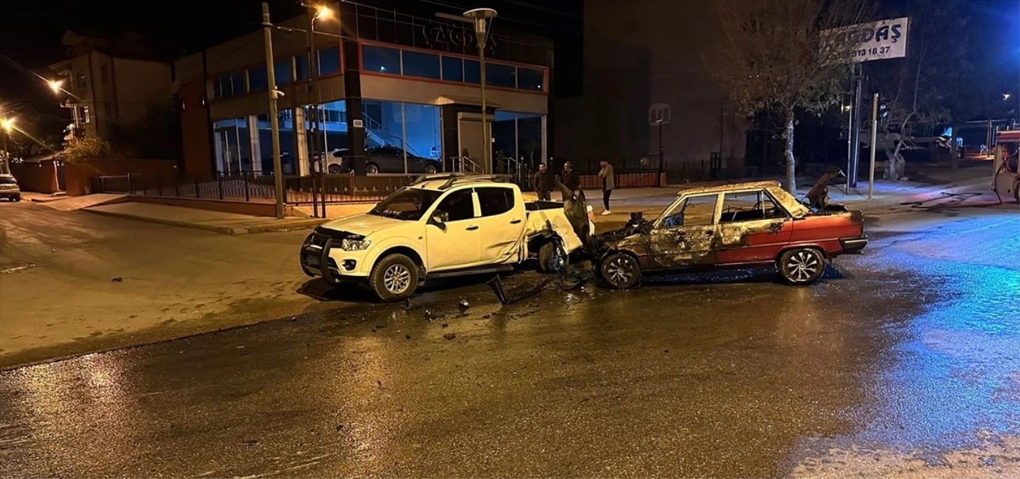 Amasya\'da pikap ile otomobil çarpıştı, 4 kişi yaralandı