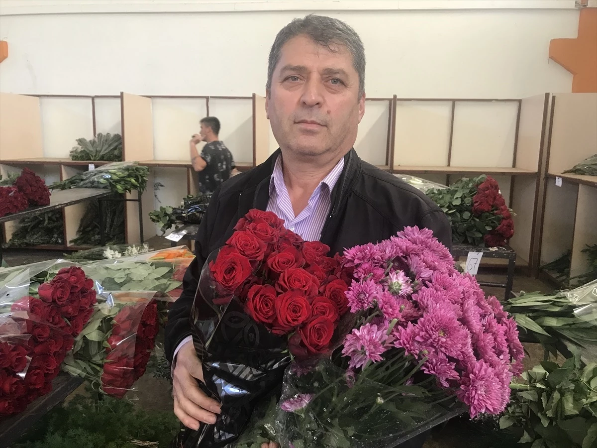 Antalya\'da Öğretmenler Günü için çiçek mezatı düzenlendi