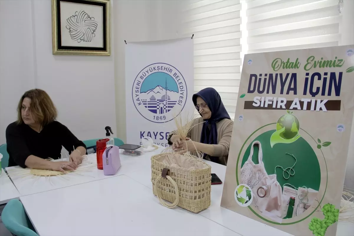KAYMEK Kursiyerleri Atık Malzemelerden Hediyelik Eşya Yapıyor