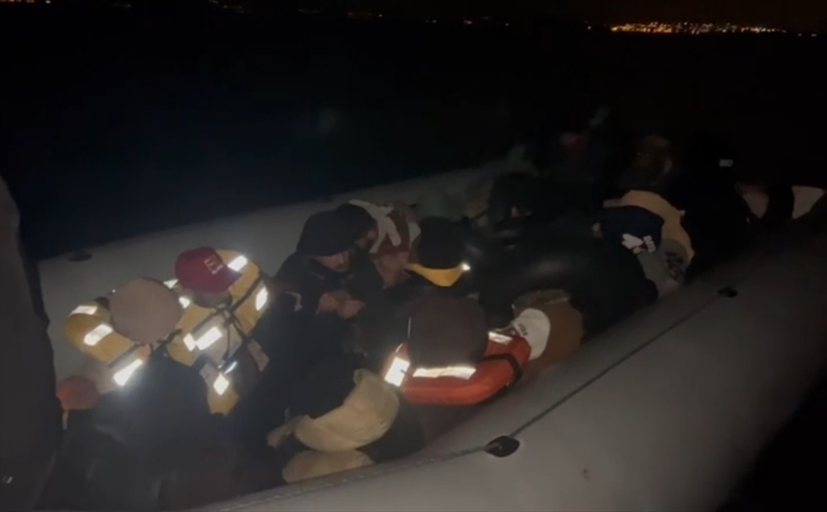 Ayvalık açıklarında lastik botta 23 düzensiz göçmen yakalandı