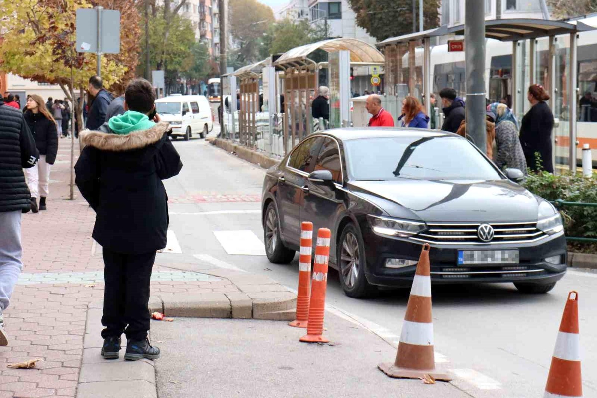 Eskişehir\'de Yaya Geçitlerine Uyulmuyor