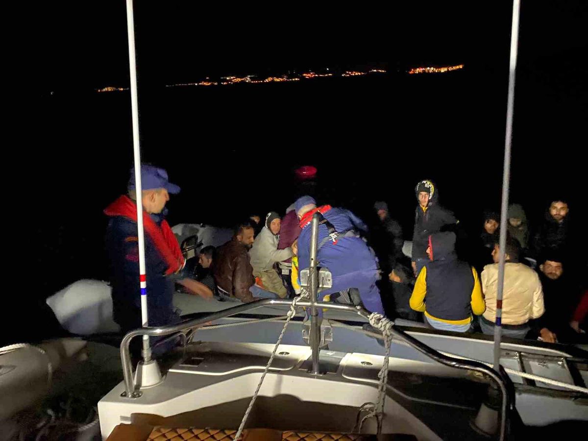 Muğla\'nın Bodrum ilçesinde 34 düzensiz göçmen yakalandı, 30\'u kurtarıldı