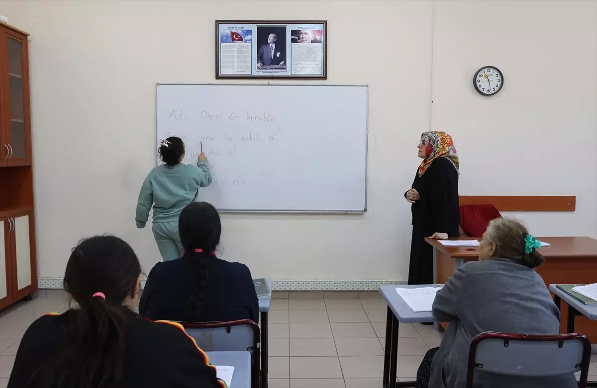 Cezaevi öğretmenleri eline kalem almamış "mahkum" öğrencilerini aydınlık yarınlara hazırlıyor