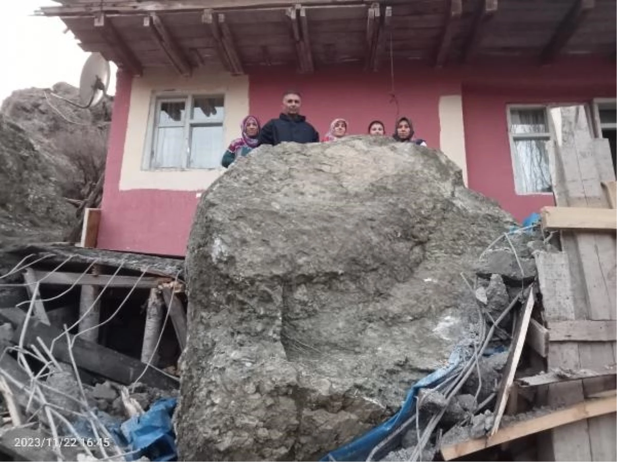 Erzurum\'da Dağdan Kopan Kaya Parçası Evlerin Önüne Düştü