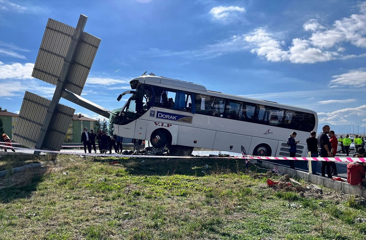 Denizli\'de otobüs-otomobil çarpışması: 20 kişi yaralandı
