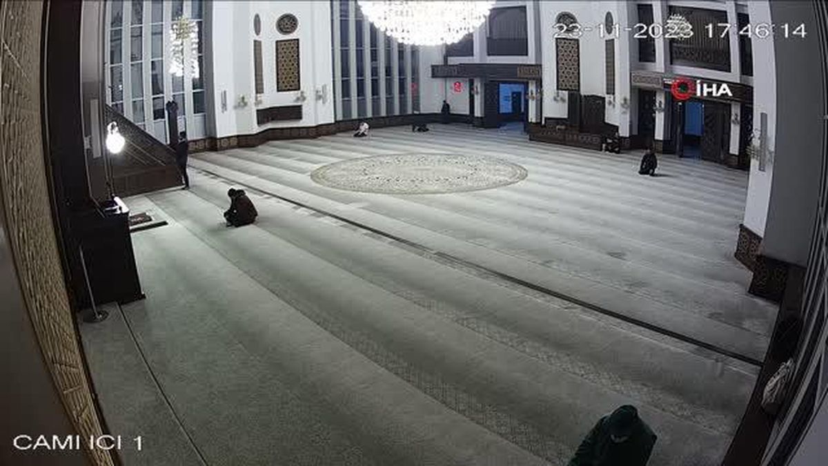 Malatya depremine camide yakalandılar! Kimisi kalkıp kaçtı, kimisi namaza devam etti 